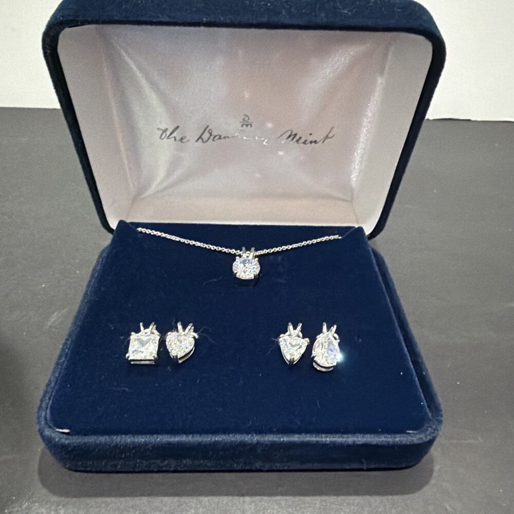 The Danbury Mint Pendant Necklace 6 pc Set New in Box Gift Se